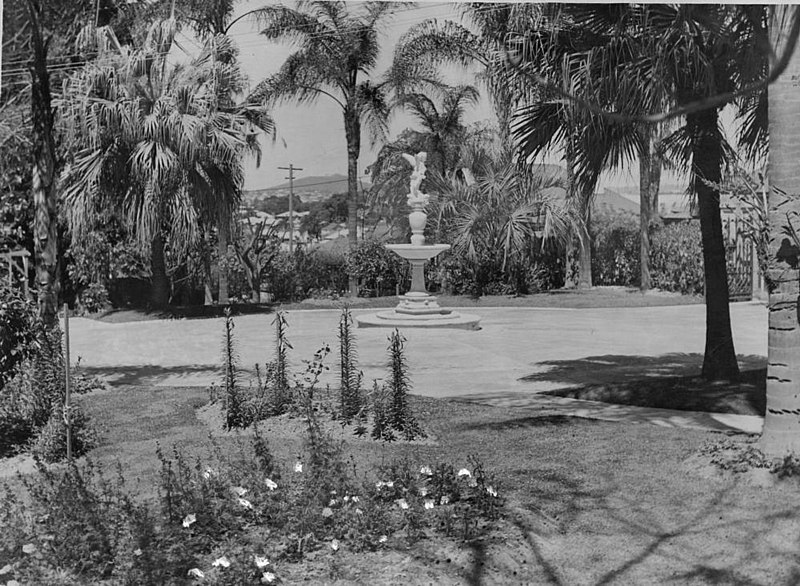 File:Fountain in the garden of Wynberg, New Farm, ca. 1940 (8756927316).jpg