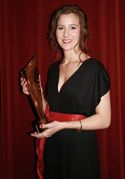 File:Franziska Hackl - Nestroy-Theaterpreis 2011.jpg