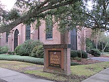 Depan Sudut Trinity Episcopal Church di Hattiesburg, MS.jpg