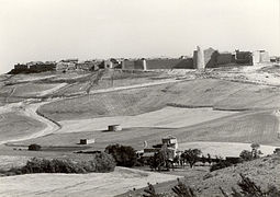 Foto antigua de la muralla y el castillo de Urueña. En primer término está la ermita de La Anunciada.