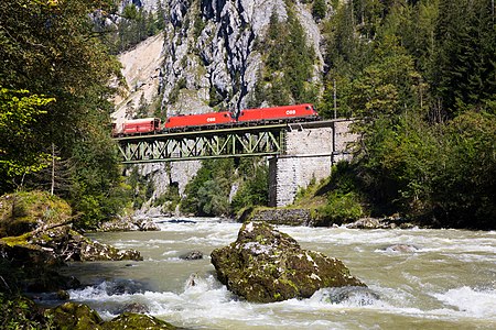 Güterzug bei der Krumaubrücke, Gesäuse Eingang