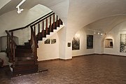 Čeština: Galerie Dolní brána v Prachaticích, jižní Čechy. V přízemí je prodejní galerie, v patře je výstavní galerie. V době pořízení snímku byla výstava obrazů Barbory a Adama Kašparových. English: Dolní Gate Gallery in Prachatice, South Bohemian Region, Czechia. There is a sales gallery on the ground floor and an exhibition gallery on the first floor.