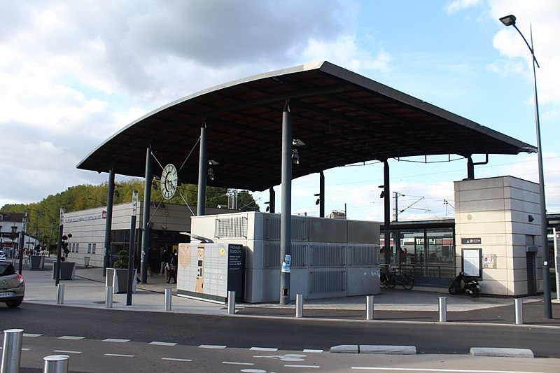 File:Gare Émerainville Pontault Combault 8.jpg