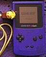 Game Boy Color z wetkniętym kablem Pikachu GBC (Pikachu GBC Link Cable)