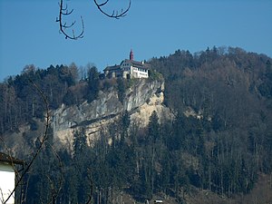 Gebhardsberg med Hohenbregenz slott och pilgrimsfärdskyrkan St.  Gebhard
