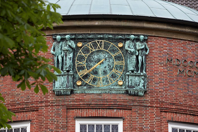 File:Gelehrtenschule des Johanneums School Clock 2022-05-31 13-37.jpg