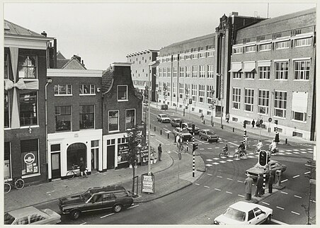 De noordelijke hoek van de Raaks met de Gedempte Oude Gracht omstreeks 1986. Duidelijk het hoofdpostkantoor met in 1964 gebouwde extra vleugel, rechts op de foto te zien