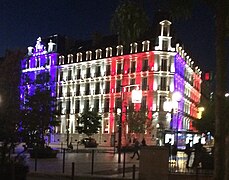 Le Grand hôtel la Cloche éclairé en tricolore en novembre 2015