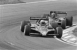 Mario Andretti i ledningen tätt följd av Ronnie Peterson.