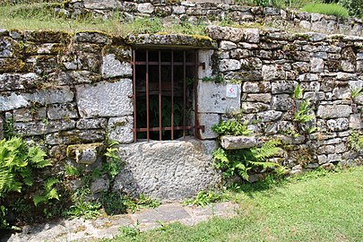 Ancien puits public au hameau de Chazalnoël.