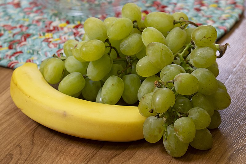 File:Grapes and Banana.jpg