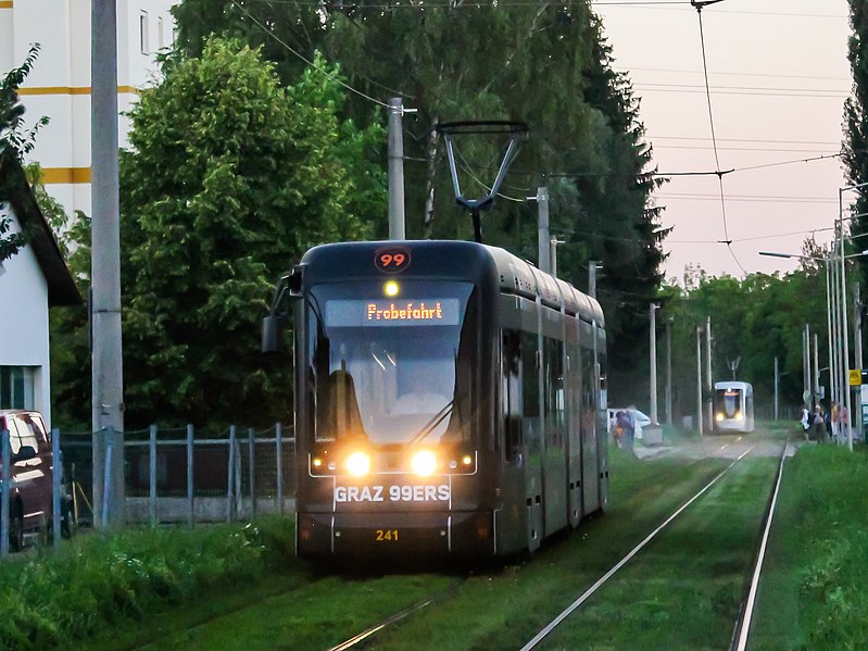 File:Graz Linien Variobahn 241 bei Andritz.jpg