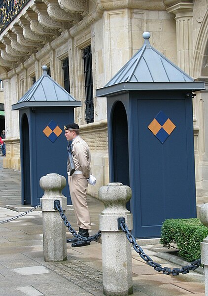 File:Guard Grand Ducal Palace Luxembourg 5.JPG