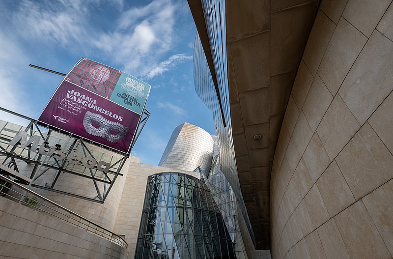 File:Guggenheim Museum entrance during Joana Vasconcelos' exhibit, Bilbao, Spain (PPL1-Corrected) julesvernex2.jpg