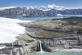 Guyot Gletser, air Terjun, Dingin Bay, dan Gunung St. Elias (20990013684).jpg