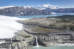 Ледник Гайо, водопад, Ледяной залив и гора Сент-Элиас (20990013684) .jpg