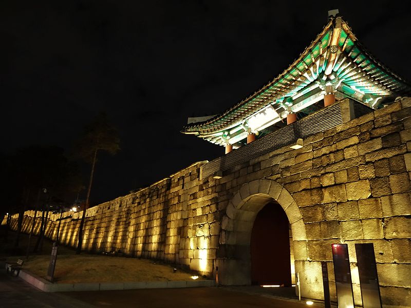 File:Gwanghuimun gate of the Seoul Fortress Wall during night in Seoul, South Korea.jpg