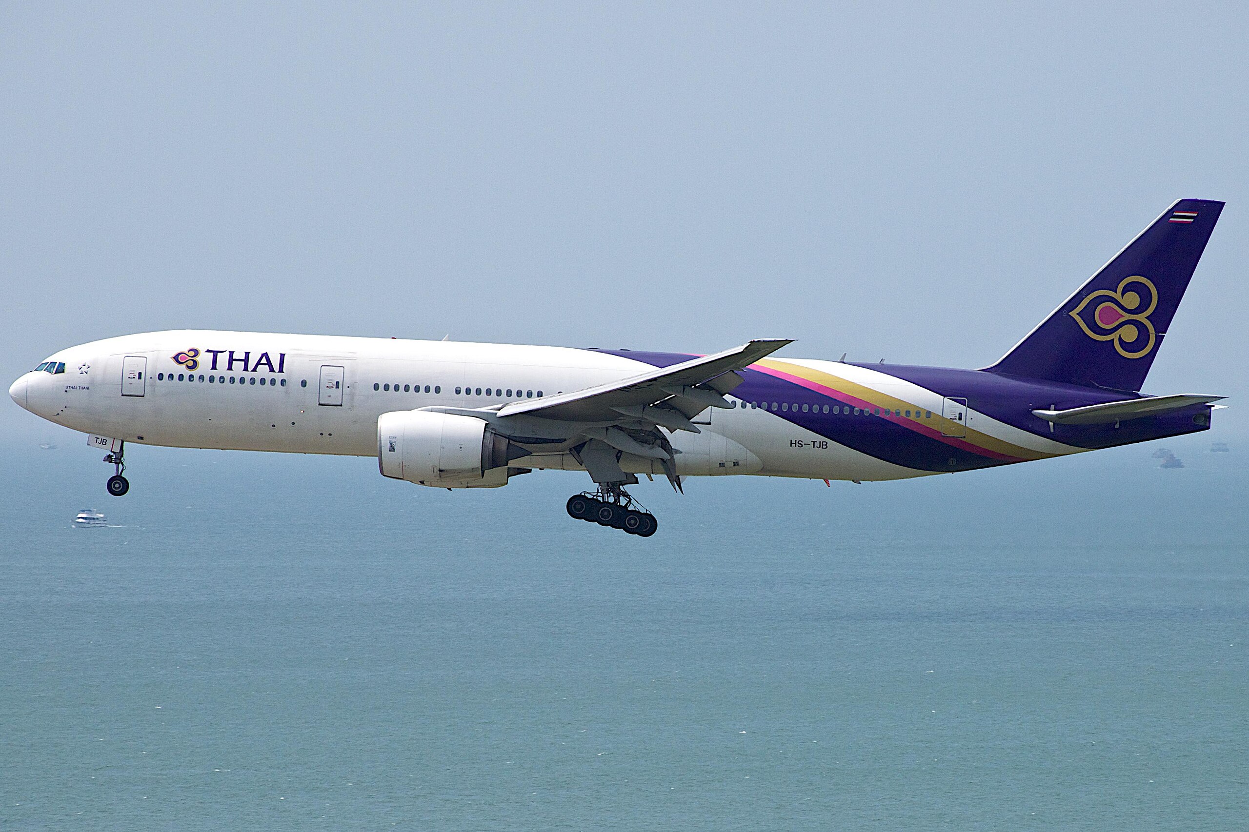 ファイル:HS-TJB - 777-2D7 - Thai - HKG (9567184855).jpg - Wikipedia