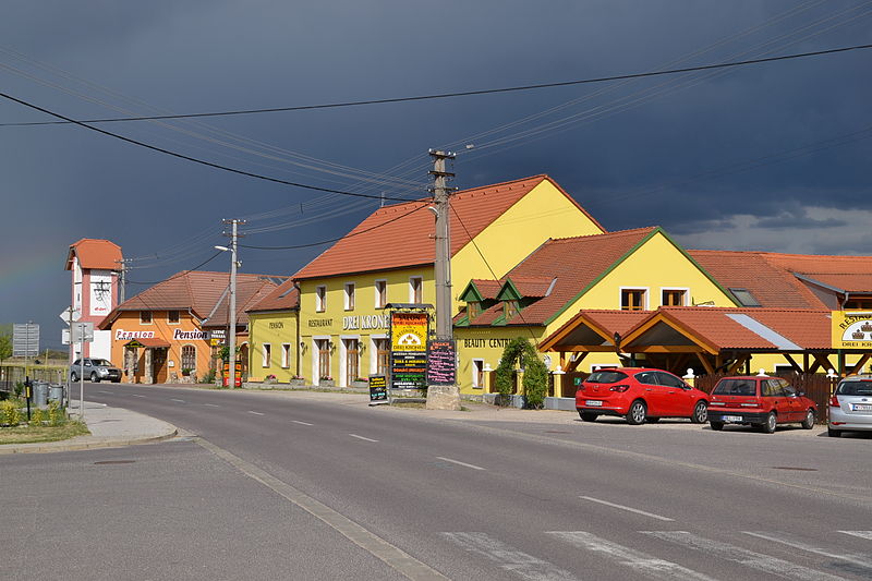 File:Havraníky (Kaidling) - restaurace Drei Kronen.JPG