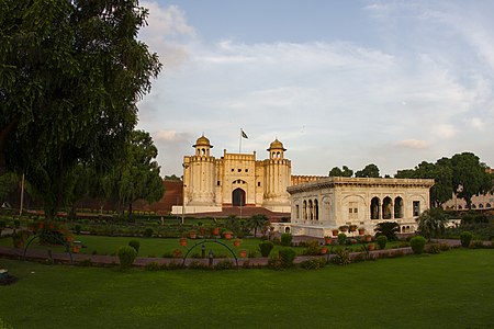 "Hazuri_Bagh_Lush_Green_Garden" by User:Rohaan Bhatti