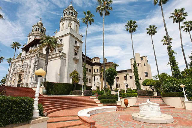 During the Jazz Age, Hearst and Davies were known for the extravagant soirées they threw for Hollywood and political elites at Hearst Castle.