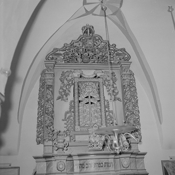 File:Heilige Arke van de Ashkenazi HaArisynagoge te Safad (Safed), Bestanddeelnr 255-4030.jpg