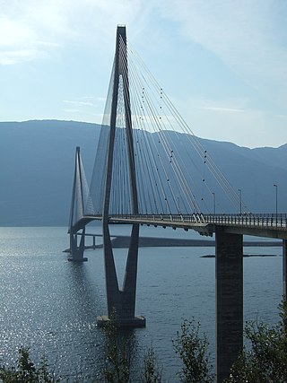 <span class="mw-page-title-main">Helgeland Bridge</span> Bridge in Alstahaug and Leirfjord