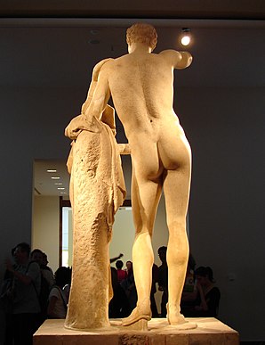 Vista de la parte trasera de Hermes con el niño Dioniso con la forma del contrapposto.