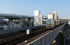 Ein Zug der N1000-Serie auf der Higashiyama-Linie