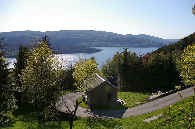 File:Hindnesfjorden ved Veland.JPG