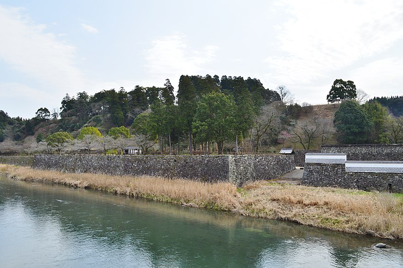 File:Hitoyoshi Castle, enkei-1.jpg