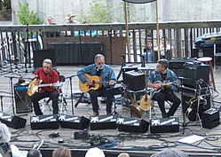 Hot Tuna na MerleFest v roce 2006. Zleva doprava:, Jack Casady, Jorma Kaukonen a Barry Mitterhof.