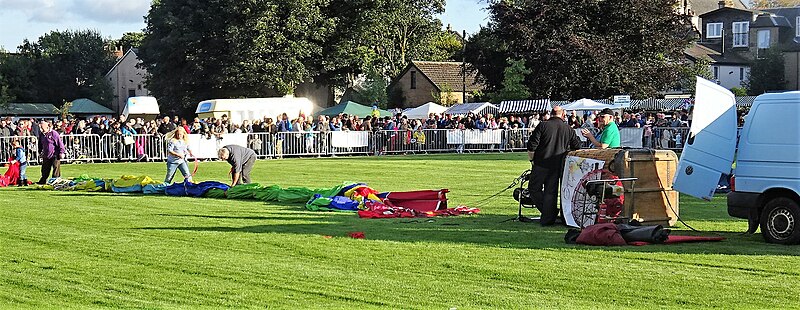 File:Hot air balloon setting up, Strathaven Balloon Festival, Lanarkshire.jpg