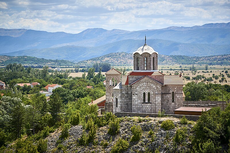 File:Hram Vaznesenja Gospodnjeg (Kirche) am Dinara, Cetina (Šibenik-Knin, Kroatien) - 0038.jpg