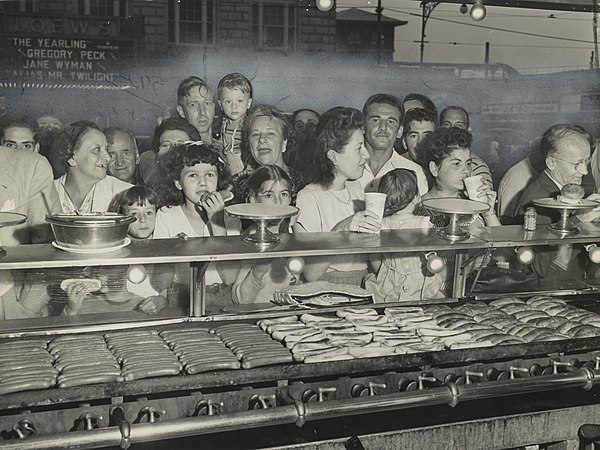 Crowding customers in 1947