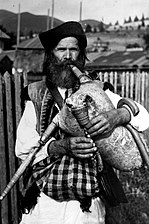 Hutsul bagpiper (Ukrainian highlander).jpg