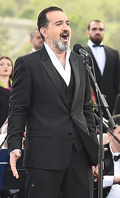 Азизов выступает на фестивале «Хары-бюльбюль» в Шуше. 13 мая 2021 года