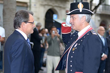 Policia de la Generalitat –Mosso d'Esquadra– amb uniforme de gala, saludant al president Artur Mas.