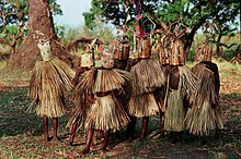 9–10-jährige Jungen des Yao-Stammes in Malawi, die an Beschneidungs- und Initiationsriten teilnehmen.