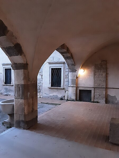 File:Interno del porticato.jpg