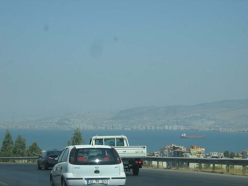 File:Izmir otoyol üzerinde (2008) - panoramio.jpg