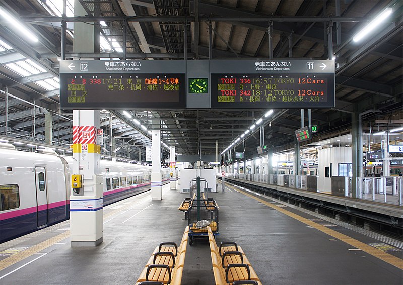 File:JR Niigata Station Shinkansen Platform 11・12.jpg
