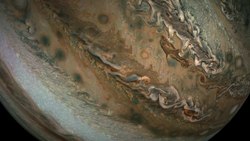 Файл:Juno flyby of Jupiter, Perijove 16 (PIA22906).webm