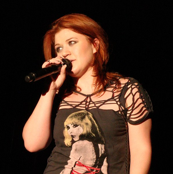 Critics thought that "Behind These Hazel Eyes" showcases Clarkson's vocal prowess.