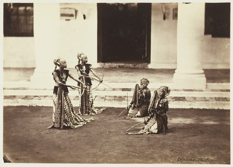 File:KITLV 3903 - Kassian Céphas - Serimpi of the sultan of Yogyakarta perform a dance called Poetri tjina II and Dewi Dewi Adaninggar Kelaswara - Around 1885.tif