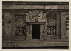 KITLV 40009 - Kassian Céphas - Relief with boddhi trees and geese on the Shiva Temple of Prambanan near Yogyakarta - 1889-1890.tif