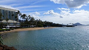 ホテル（左端）と目の前に広がる海