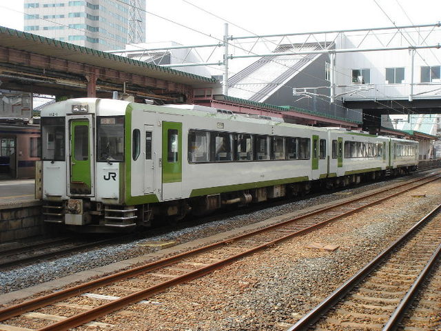 KiHa 110 series DMU train at Morioka on a Hamayuri rapid service, March 2007