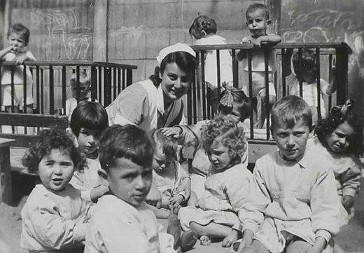 Joodse kinderen met verzorgster rond 1942