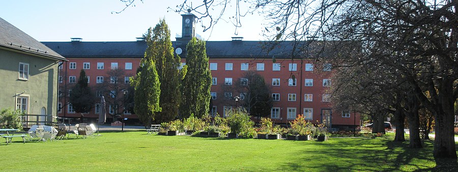 Klockhuset, en tidigare sjukhusbyggnad, som nu är ombyggd till bostäder, vid Klockhusparken i Beckomberga.